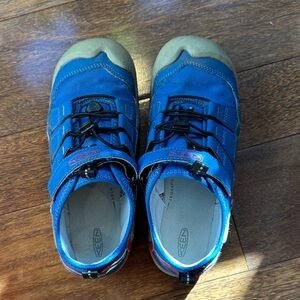Keen Vibrant Blue Outdoor Hiking Shoes for Boys (sz 4)
